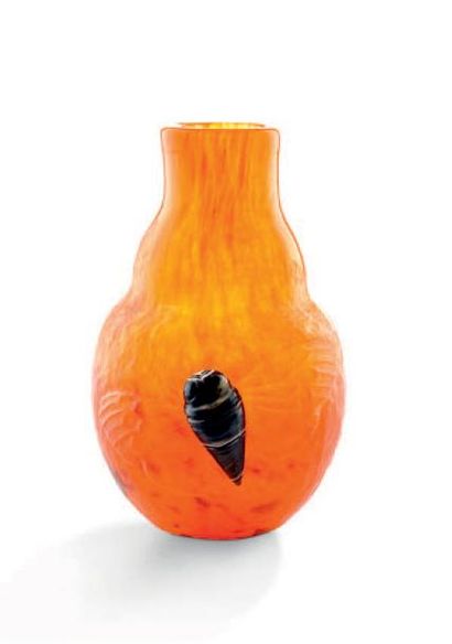 DAUM Nancy 
Vase de forme ovoïde à épaulement en verre marmoréen orange partiellement...