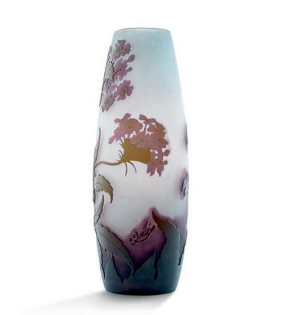 ÉTABLISSEMENTS GALLÉ 
Vase ovoïde en verre multicouche à décor dégagé à l'acide de...