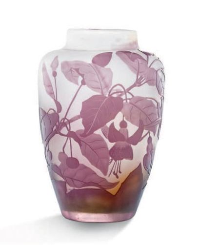 ÉTABLISSEMENTS GALLÉ 
Vase ovoïde à col resserré en verre doublé à décor dégagé à...