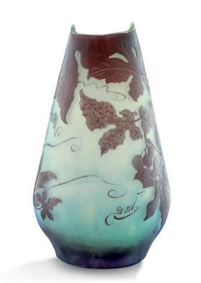 ÉTABLISSEMENTS GALLÉ 
Vase ovoïde à col pincé en verre doublé à décor dégagé à l'acide...