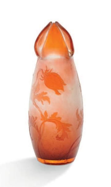 ÉTABLISSEMENTS GALLÉ 
Vase de forme conique et étiré à chaud en verre doublé à décor...