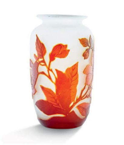 POENARU 
Vase en verre à corps tubulaire et col resserré en verre doublé à décor...