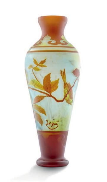 LEGUE 
Vase de forme balustre en verre doublé à décor dégagé à l'acide de noisetiers...