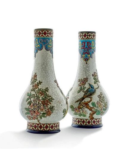 LONGWY 
Paire de vases aux émaux à décor d'oiseaux branchés.
Marque au tampon.
Vers...