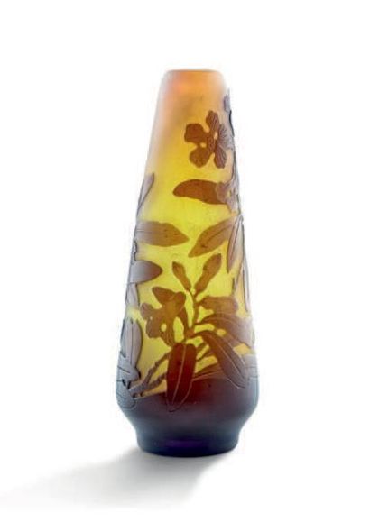 ÉTABLISSEMENTS GALLÉ 
Vase conique en verre doublé à décor dégagé à l'acide de motifs...