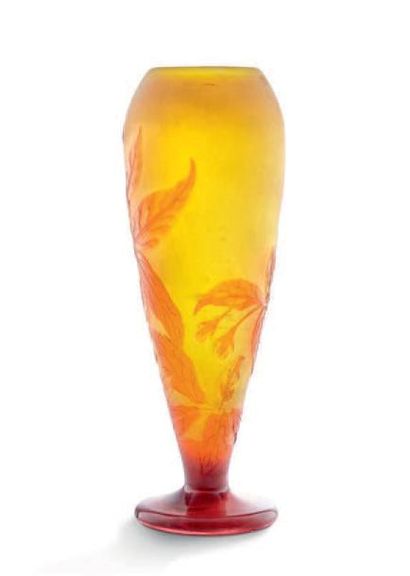 ÉTABLISSEMENTS GALLÉ 
Vase ovoïde en verre multicouche jaune à décor dégagé à l'acide...