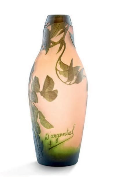 D'ARGENTAL 
Vase ovoïde à col resserré en verre doublé à décor dégagé à l'acide d'ancolies...