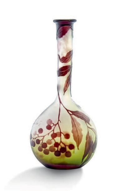 ÉTABLISSEMENTS GALLÉ 
Vase soliflore en verre doublé à décor dégagé à l'acide de...