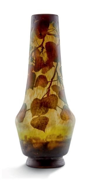 DAUM Nancy 
Vase de forme balustre en verre doublé à décor dégagé à l'acide de feuilles...