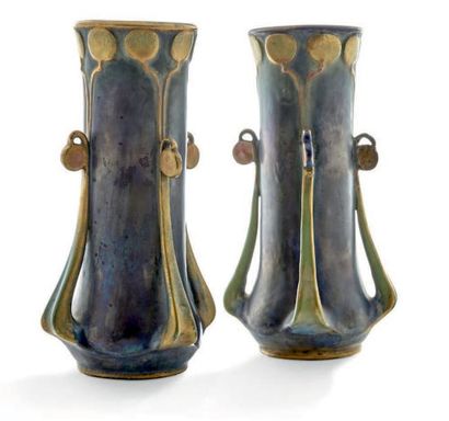 AMPHORA 
Paire de vases en faïence émaillée polychrome à rehaut d'or, les anses à...