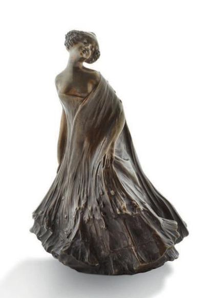 Léo LAPORTE-BLAISIN (1867-1923) 
Jeune femme drapée
Sujet en bronze à patine brune.
Signée...