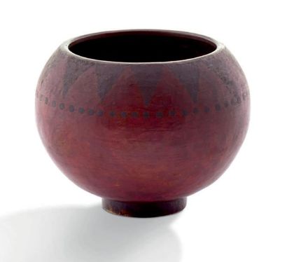 Claudius LINOSSIER (1893-1953) 
Vase boule en dinanderie de cuivre martelé à décor...