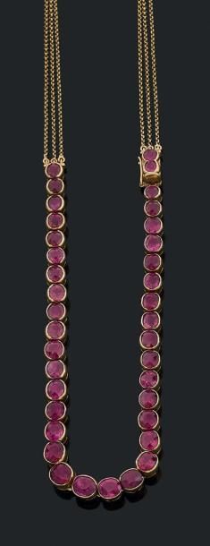 null Collier en or jaune 18k (750) serti d'une ligne de rubis en légère chute au...