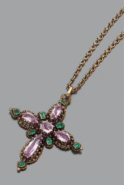 null Pendentif "croix" en or jaune 18k (750) serti de tourmalines et d'émeraudes....