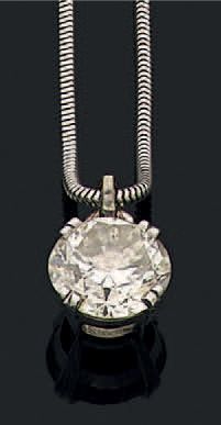 null Pendentif en or gris 18k (750) serti d'un diamant de taille brillant.
Avec sa...