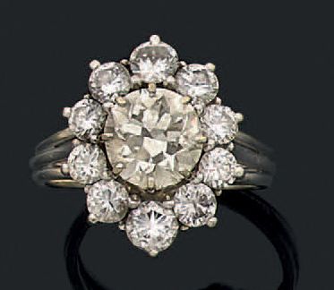 null Bague en or gris 18k (750) et platine (950) sertie d'un diamant de taille moderne...