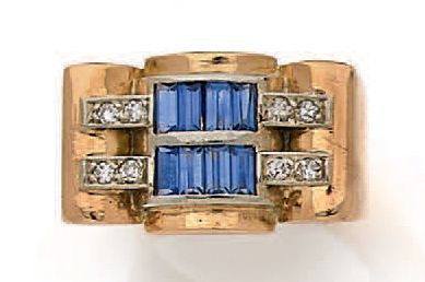 null Bague chevalière en or jaune et gris 18k (750) sertie de BAGUETTES DE VERRE...