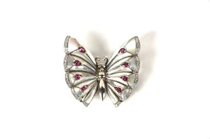 null Clip papillon en or gris 18K incrusté de nacre et serti de saphirs roses et...