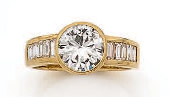 null Bague en or jaune 18k (750) sertie d'une diamant de taille moderne épaulé d'une...