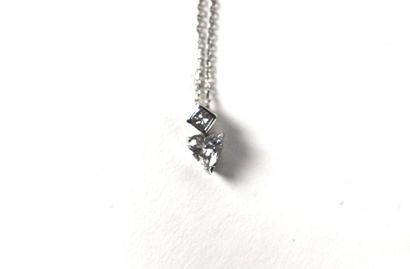 null Pendentif en or gris 18K et sa chaine, serti  d'un diamant de taille coeur surmonté...