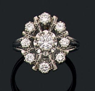 null Bague en or gris 18k (750) sertie d'un diamant de taille brillant dans un entourage...