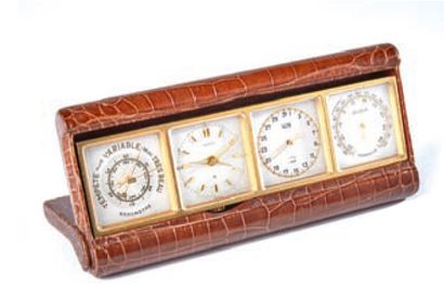 HERMES Big Ados, vers 1940
Rare et belle pendulette réveil en crocodile marron formant...