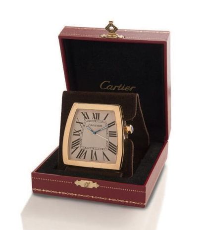 CARTIER vers 2000 Pendulette Réveil de voyage en cuir marron.
Cadran argenté, chiffres...