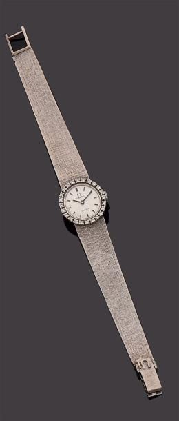 Oméga. Vers 1960 
Modèle dame joaillerie tout or blanc 18K (750). Cadran argenté,...