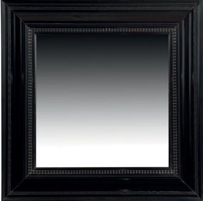 null MIROIR EN ÉBÈNE à doucine et bois ondé
Flandres, XIXe siècle
H: 56 - L: 56 ...