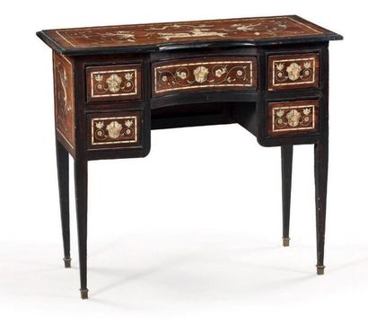 null PETIT BUREAU D'ENFANT en placage de noyer et bois teinté, à décor incrusté d'os,...