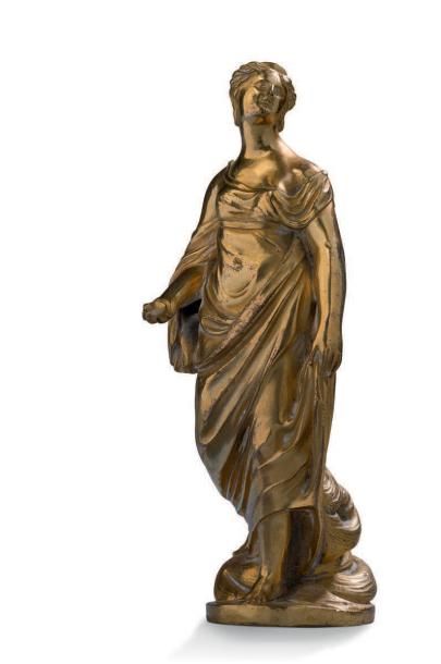 null PETITE STATUETTE en bronze doré représentant une vestale drapée à l'antique
XVIIe...