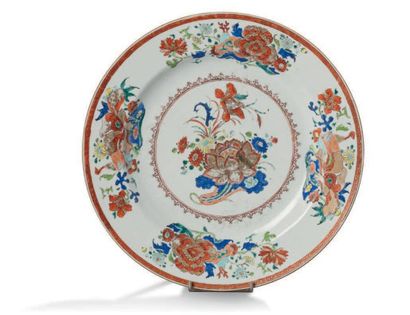 CHINE 
Paire de plats en porcelaine décorée en bleu, rouge de fer et émail or dit,...