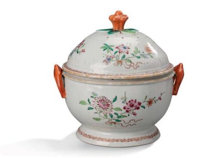 CHINE 
Soupière en porcelaine polychrome de la Compagnie des Indes à décor aux émaux...