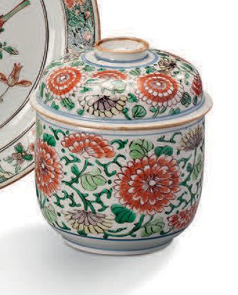CHINE 
Pot couvert cylindrique décoré en émaux de la famille verte de grandes pivoines...