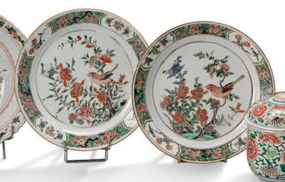 CHINE 
Paire d'assiettes en porcelaine décorée en émaux de la famille verte à rehauts...