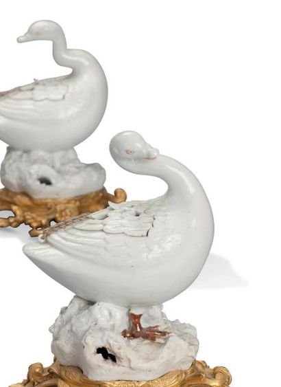 null RARE PAIRE DE BRÛLE-PARFUMS, EN BLANC DE CHINE en forme de cygne, l'un les pattes...