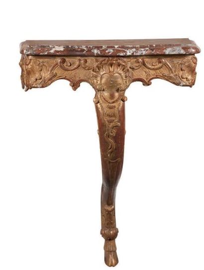 null PETITE CONSOLE en bois sculpté et doré.
La ceinture mouvementée sculptée de...