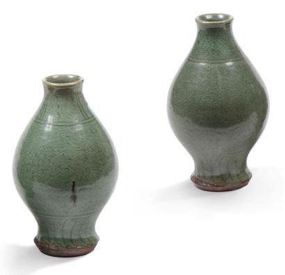 CHINE 
Paire de vases de forme bouteille en céramique à couverte céladon craquelée...