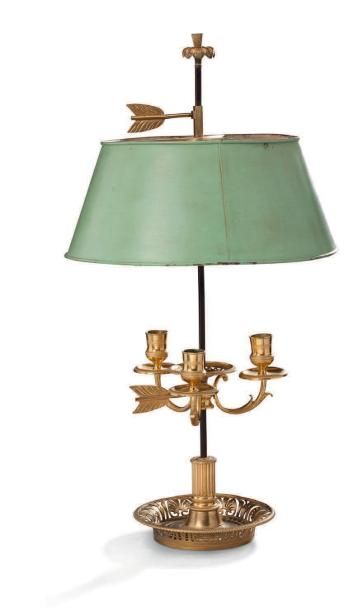 null LAMPE BOUILLOTTE en bronze ciselé et doré, le fût à cannelures soutient une...