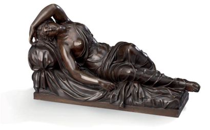 Ecole du XIXe siècle d'après l'antique 
Nymphe endormie (Cléopâtre).
Bronze à patine...