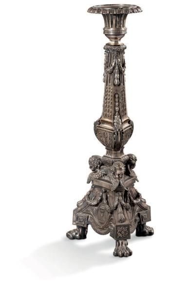 null TRÈS GRAND PIQUE-CIERGE en bronze argenté d'époque néoclassique, reposant sur...