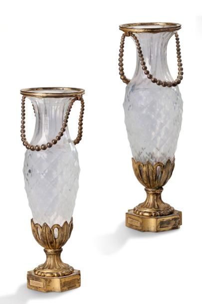 null PAIRE DE VASES en cristal taillé, le col cerclé de bronze orné de chutes de...