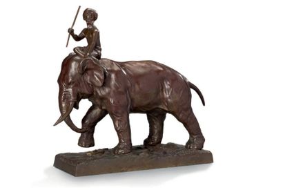 R. VARNIER 
Cornac sur son éléphant.
Bronze
H: 31.5 - L: 35 - P: 12 cm