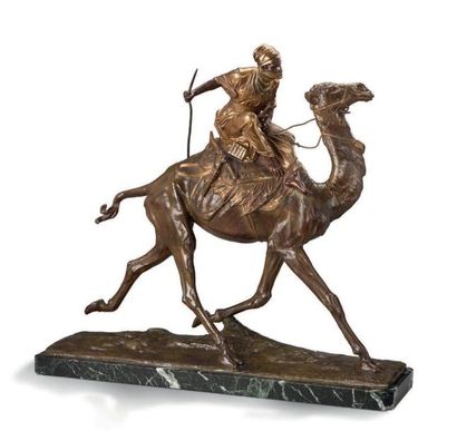 EDOUARD DROUOT (1859-1945) 
Méhari à la lance
Bronze
Contre-socle en marbre
H: 56...