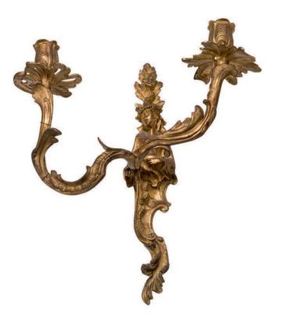 null PAIRE D'APPLIQUES AU CHINOIS en bronze ciselé et doré, à deux bras de lumière.
Style...