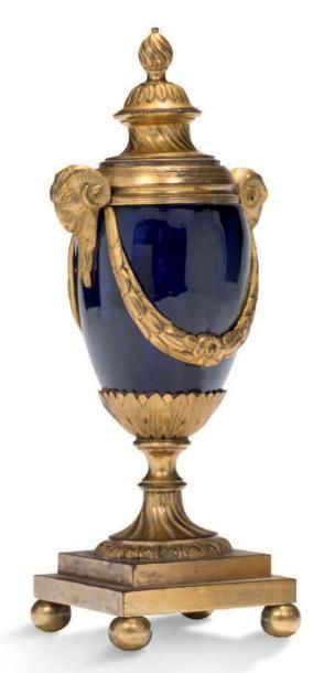 null PAIRE DE CASSOLETTES FORMANT BOUGEOIRS en porcelaine bleue.
Monture en bronze...