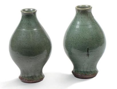 CHINE Paire de vases de forme bouteille en céramique à couverte céladon craquelée...