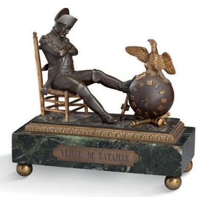 null PETITE PENDULE en bronze ciselé, patiné et doré représentant
Napoléon la veille...