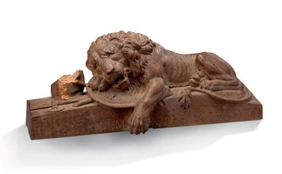 null LION en noyer sculpté, couché sur un bouclier orné de fleurs de lys et de lances,...