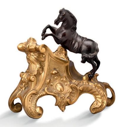 null PAIRE DE CHENÊTS en bronze ciselé, doré et patiné.
Ils représentent des chevaux...